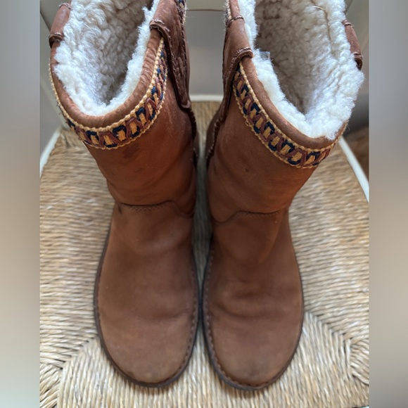UGG Swell Short suede leather boots sheepskin lining. Tasman braid detail 10 - Picture 6 of 8
